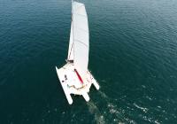 trimarano dall'alto albero randa appiattita